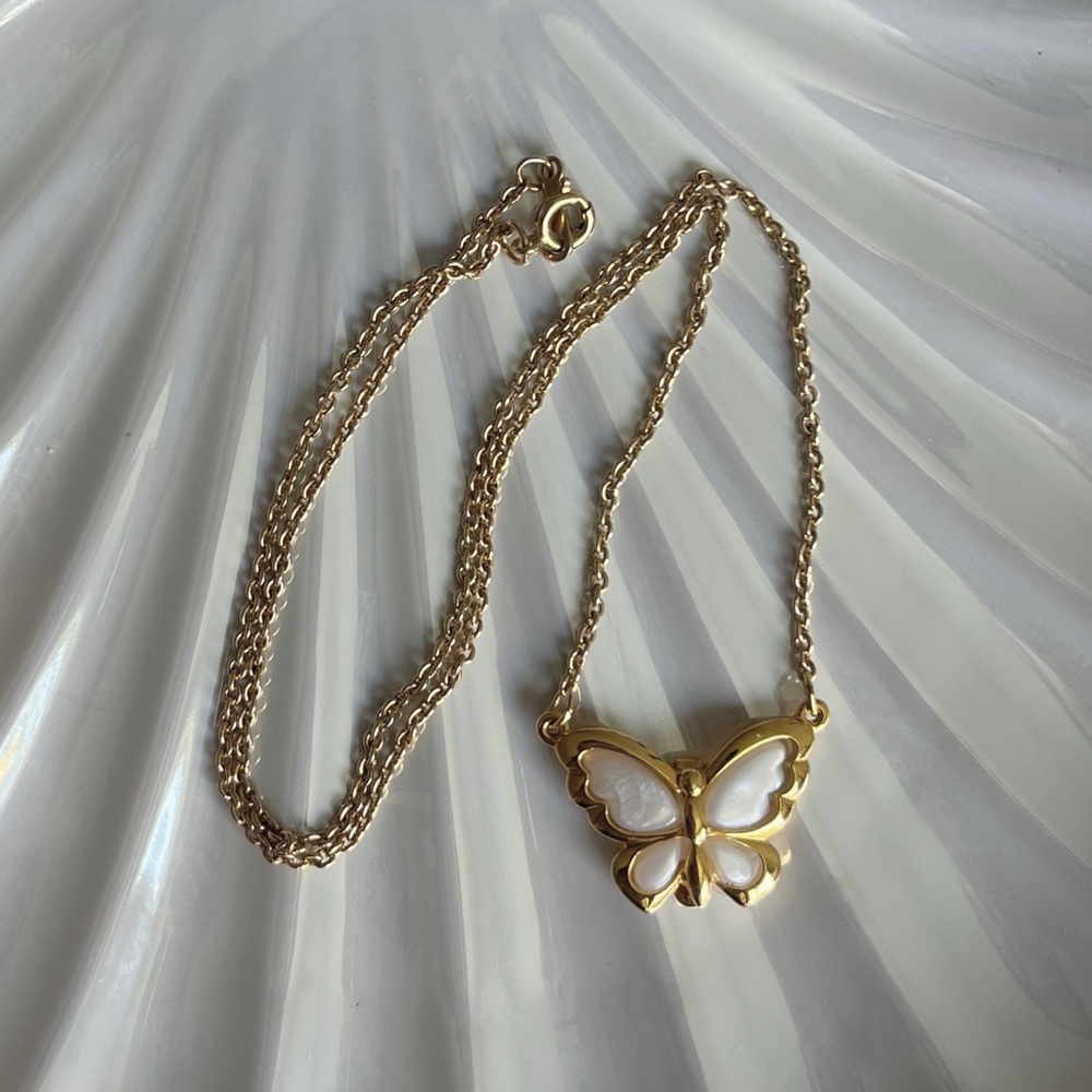 Vintage Avon Pearl Butterfly Charm Pendant Necklace in Gold